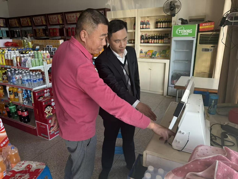 来安农商银行工作人员引导老年人在助农取款点办理业务 谢雅婷摄.jpg 来安农商银行工作人员引导老年人在助农取款点办理业务 谢雅婷摄.jpg