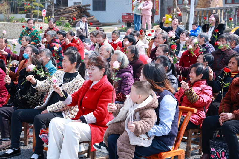 3月8日，咸宁市通山县闯王镇苦竹林村新时代文明实践站在文化广场举办“苦竹林村三八芳华，共筑移风易俗新家园”活动.jpg