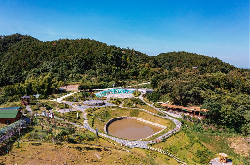鄂州市梁子湖区陈太村“四十八蹬”乡愁园中的“家风家训园”全貌.jpg
