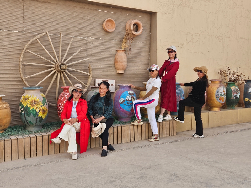 游客在第三师图木舒克市图木舒克土陶技艺馆打卡拍照.jpg 游客在第三师图木舒克市图木舒克土陶技艺馆打卡拍照.jpg