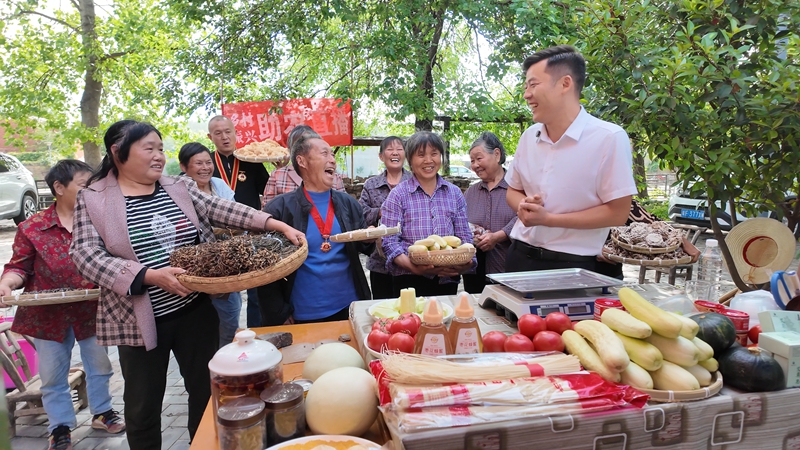 广水市余店镇兴隆村“90”后主任邵谦开展助农直播.jpg