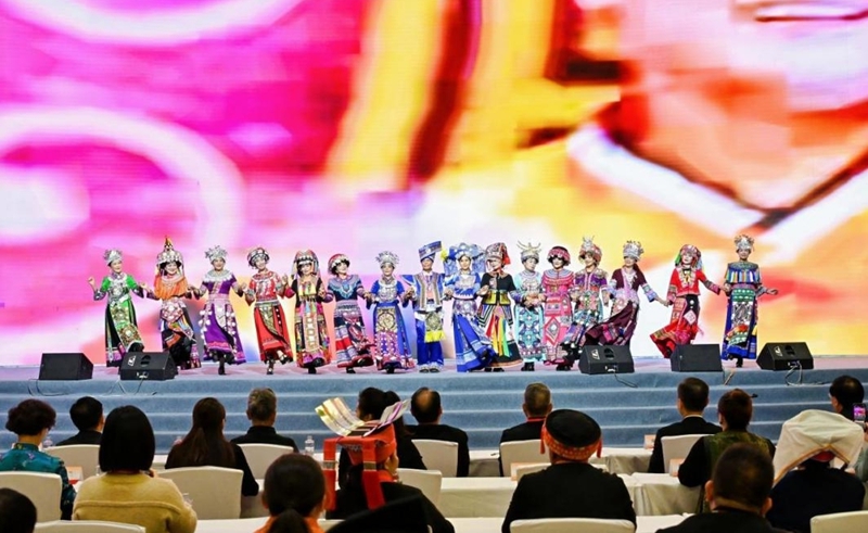 由连南瑶族自治县代表带来瑶族特色开场舞.jpg
