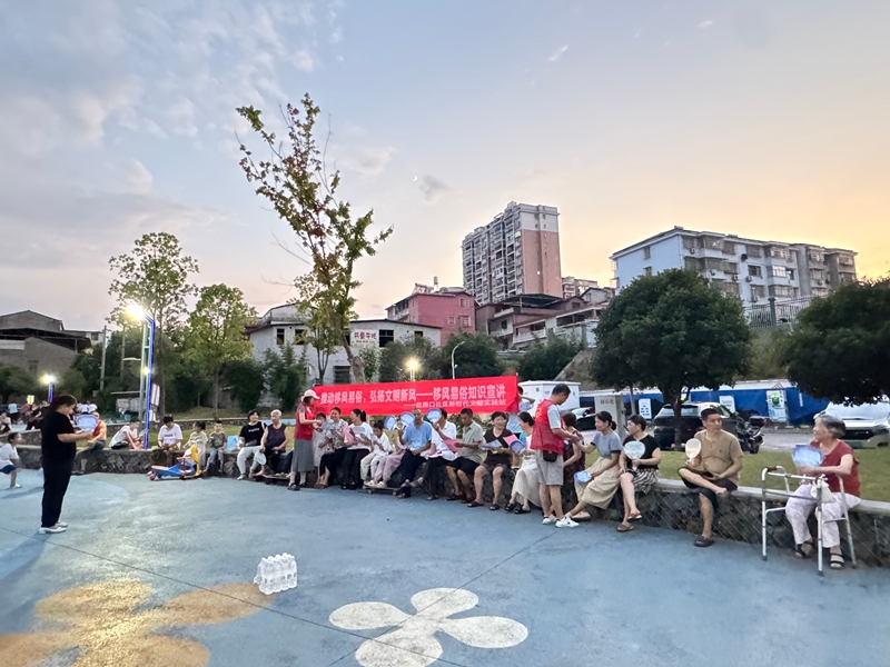 7月28日，咸宁市咸安区温泉街道岔路口社区新时代文明实践站开展“移风易俗”宣传宣讲活动。.jpg