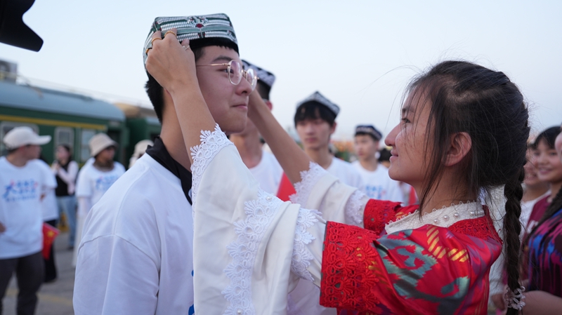 阿拉尔学生为台州学子戴上维吾尔族小花帽。卿朋 摄.jpg 阿拉尔学生为台州学子戴上维吾尔族小花帽。卿朋 摄.jpg