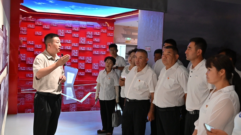 各族职工群众在第二师渤海教导旅纪念馆开展铸牢中华民族共同体意识宣讲活动.jpg 各族职工群众在第二师渤海教导旅纪念馆开展铸牢中华民族共同体意识宣讲活动.jpg