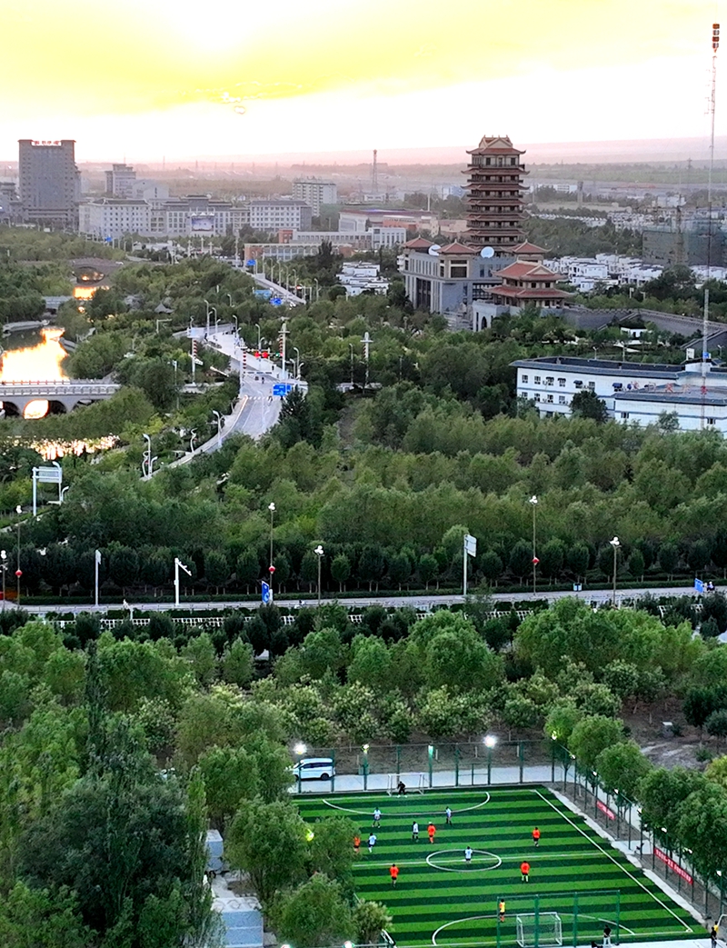 新疆生产建设兵团第二师铁门关市的足球爱好者参加比赛。王志清 摄.jpg