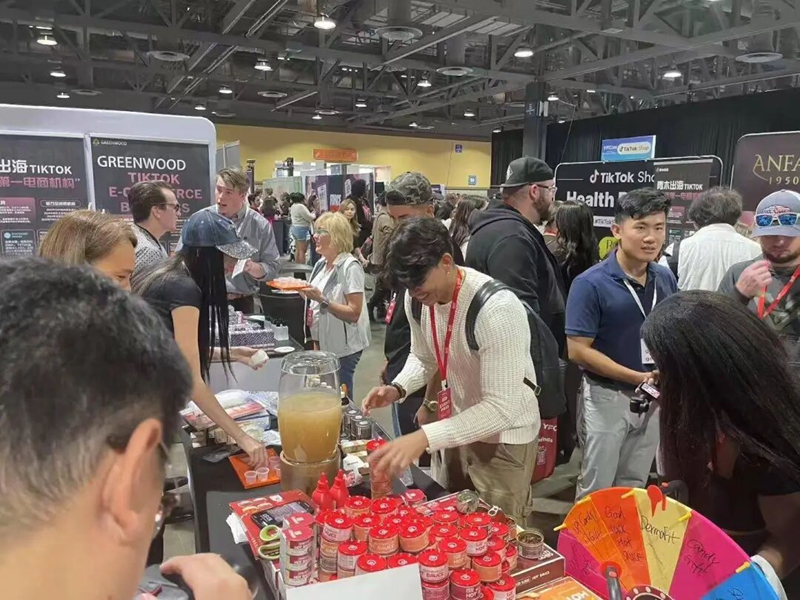 在美国洛杉矶举办的北美网红达人选品展上,菇的辣克 GOODLUCK”香菇辣酱备受欢迎.jpg 在美国洛杉矶举办的北美网红达人选品展上,菇的辣克 GOODLUCK”香菇辣酱备受欢迎.jpg