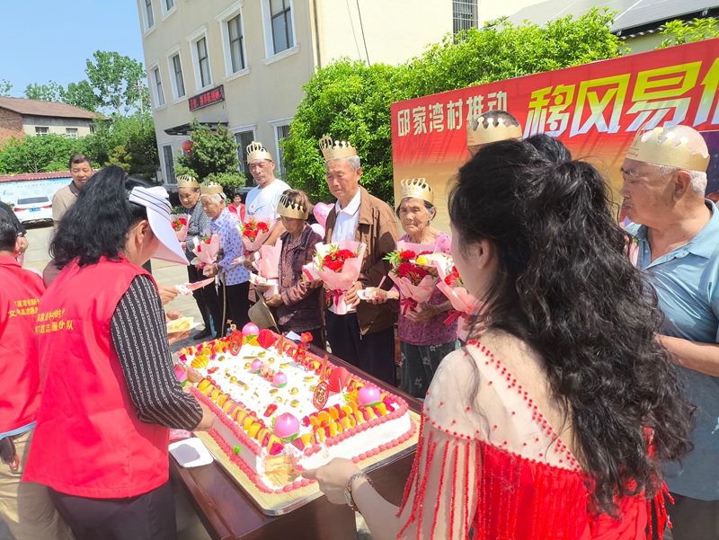 4月18日，咸宁市嘉鱼县陆溪镇邱家湾村以“弘扬时代新风 共筑美好生活”为主题，为村内70岁以上老人举办集体过寿活动。图2.jpg