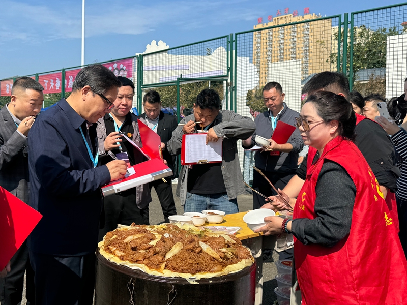 为确保评选公平公正，赛事创新采用“专业评委+大众评委”双维度评分模式，两者分数各占50%，从食材、色搭、味觉、观感、卫生、创新六大维度对参赛蒸肉严格打分。2.jpg