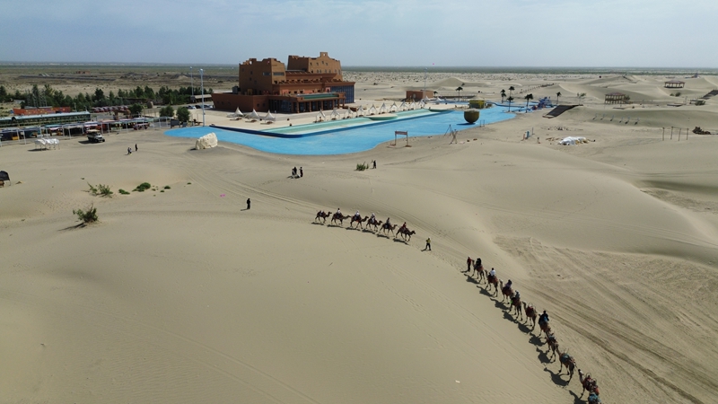 7月4日,游客在沙漠之门景区体验沙漠骆驼航拍图。张凯 摄.jpg 7月4日,游客在沙漠之门景区体验沙漠骆驼航拍图。张凯 摄.jpg