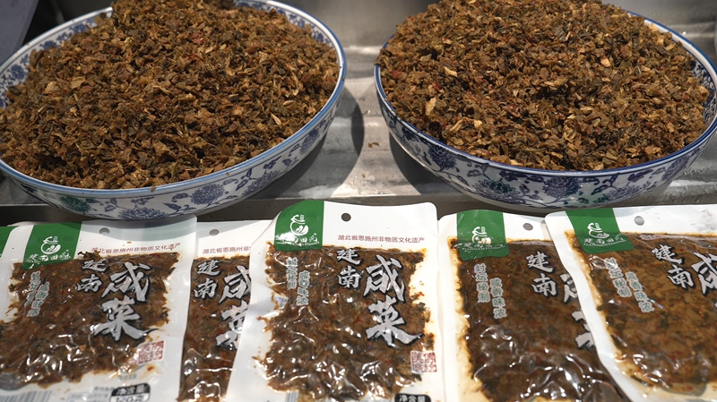 超市售卖的建南咸菜（王勇超摄）.jpg