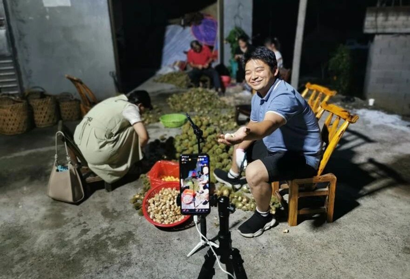 黄冈市罗田县付家庙村第一书记骆群曙为村民直播带货.jpg