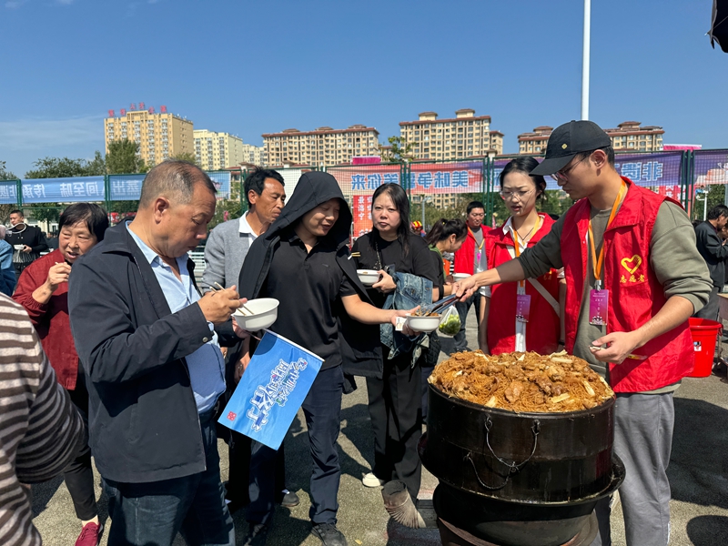 群众评委在品尝蒸肉.jpg