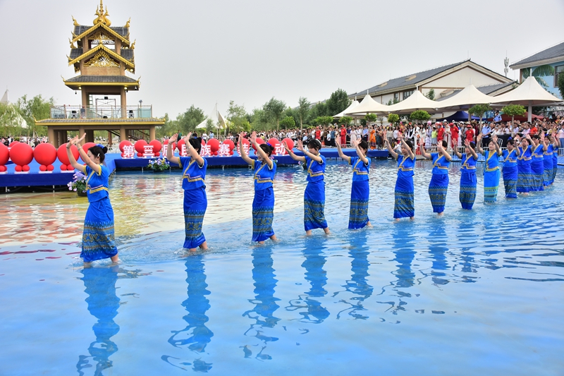 5月31日,第一师阿拉尔市九团梨花镇七彩疆南景区热闹非凡,以“丝路霓裳•绣美乡村”为主题的第三届民族赛装活动拉开帷幕。陈皓 摄.jpg 5月31日,第一师阿拉尔市九团梨花镇七彩疆南景区热闹非凡,以“丝路霓裳•绣美乡村”为主题的第三届民族赛装活动拉开帷幕。陈皓 摄.jpg
