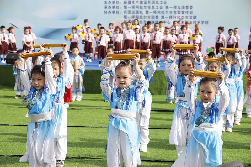 4月8日,“阅读经典好书 争当时代工匠”2025年兵团职工主题阅读活动启动仪式举行。潘许 摄.jpg 4月8日,“阅读经典好书 争当时代工匠”2025年兵团职工主题阅读活动启动仪式举行。潘许 摄.jpg