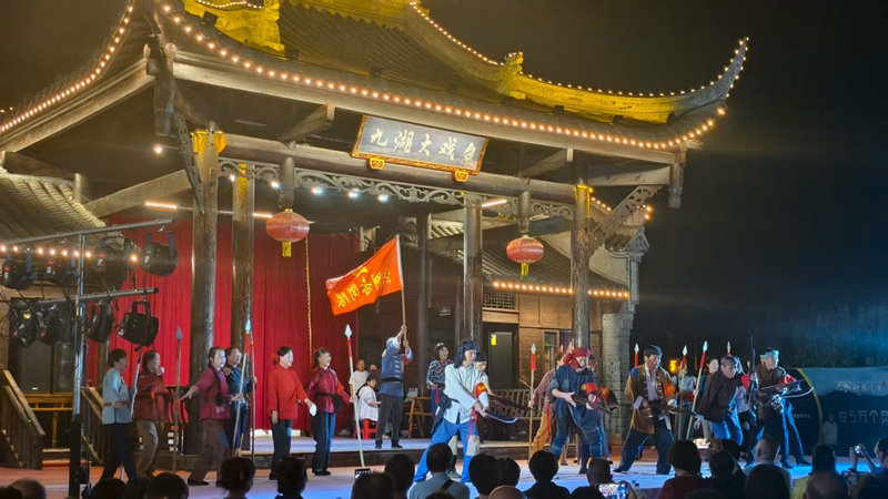 神农架大九湖镇九湖大戏台红色情景剧演出现场.jpg