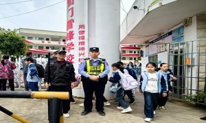 友谊关边境派出所扎实开展“护学岗”工作