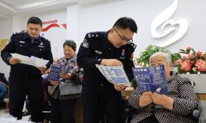 金秋浓浓敬老情 法治守护夕阳红