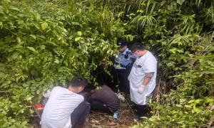 灌木丛中的紧急救援 警民同心守护群众生命安全