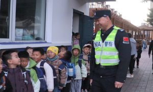 护学岗筑牢安全线 守护校园平安路