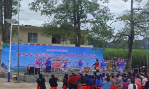 文艺汇演传新风 民警借势送平安