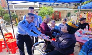 重阳情暖老人心 警民共绘和谐画卷