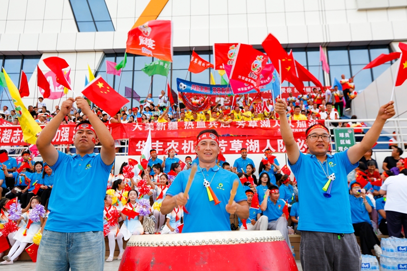 球迷激情助威。闻新 摄.jpg 球迷激情助威。闻新 摄.jpg