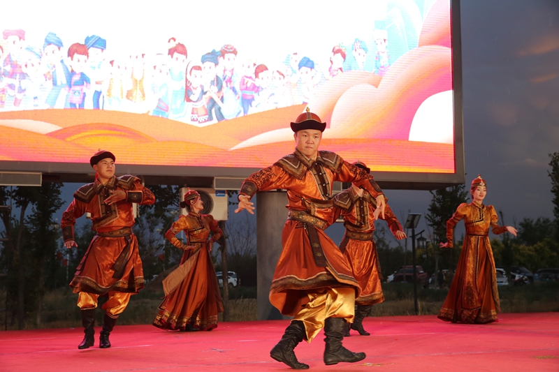 第五师双河市八十四团举办第十三届广场文化节暨“铸牢中华民族共同体意识”专场文艺展演活动,吸引众多游客驻足观看。张培丽摄 (2).jpg 第五师双河市八十四团举办第十三届广场文化节暨“铸牢中华民族共同体意识”专场文艺展演活动,吸引众多游客驻足观看。张培丽摄 (2).jpg