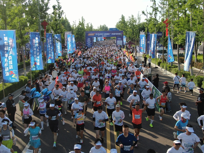 第四师可克达拉市半程马拉松赛 明辉 摄.jpg 第四师可克达拉市半程马拉松赛 明辉 摄.jpg