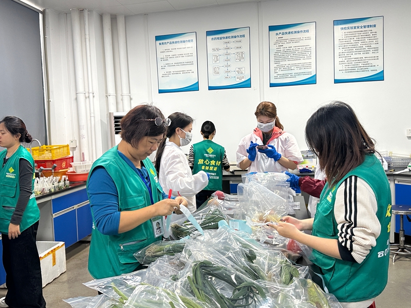 工作人员正在对新入仓食材进行采样。西江日报记者 刘浩辉 摄.JPG