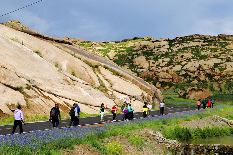 7月30日,游客在第五师双河市怪石峪景区游玩。张培丽摄.jpg 7月30日,游客在第五师双河市怪石峪景区游玩。张培丽摄.jpg
