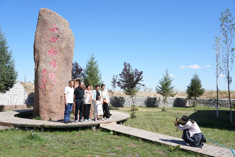 7月15日,游客在新疆生产建设兵团第九师白杨市小白杨哨所打卡留念。 苟汇敏摄.jpg 7月15日,游客在新疆生产建设兵团第九师白杨市小白杨哨所打卡留念。 苟汇敏摄.jpg
