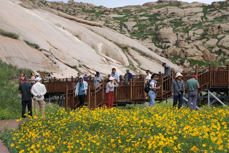 7月30日,第五师双河市怪石峪景区山花烂漫,吸引大量游客。图为游客在景区拍照打卡。张培丽摄.jpg 7月30日,第五师双河市怪石峪景区山花烂漫,吸引大量游客。图为游客在景区拍照打卡。张培丽摄.jpg
