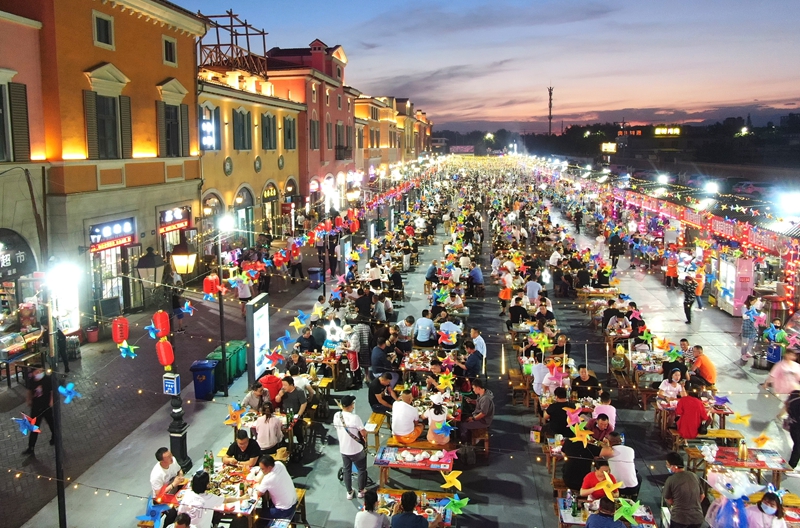 新疆生产建设兵团第十三师新星市天街步行街一派热闹的景象。.jpg 新疆生产建设兵团第十三师新星市天街步行街一派热闹的景象。.jpg