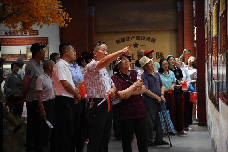 2025年7月12日,游客在新疆生产建设兵团第十三师新星市军垦地窝子遗址纪念园内参观游览。李雪鹏摄.jpg 2025年7月12日,游客在新疆生产建设兵团第十三师新星市军垦地窝子遗址纪念园内参观游览。李雪鹏摄.jpg
