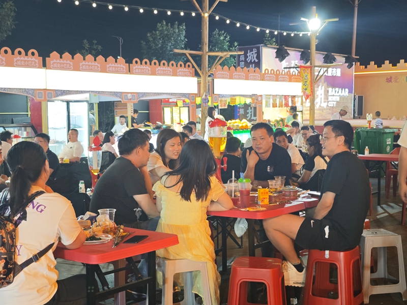 在新疆生产建设兵团第十二师新天润天街,各种天南地北的风味在此汇聚,游乐设施与文创产品相映成趣。摄影 冯晓玲 (6).jpg 在新疆生产建设兵团第十二师新天润天街,各种天南地北的风味在此汇聚,游乐设施与文创产品相映成趣。摄影 冯晓玲 (6).jpg