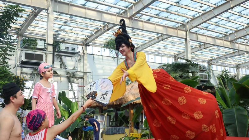 在第五师双河市双河古道温泉康养中心,身着唐装的不倒翁小姐姐与游客互动(资料图片)。张培丽 摄.jpg 在第五师双河市双河古道温泉康养中心,身着唐装的不倒翁小姐姐与游客互动(资料图片)。张培丽 摄.jpg