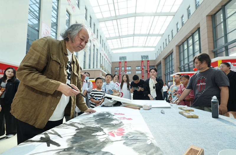 7月26日,在第五师双河市新时代文明实践中心,来自湖北的艺术家现场挥毫泼墨,与本地书画爱好者开展交流创作。(周常乐摄).jpg 7月26日,在第五师双河市新时代文明实践中心,来自湖北的艺术家现场挥毫泼墨,与本地书画爱好者开展交流创作。(周常乐摄).jpg