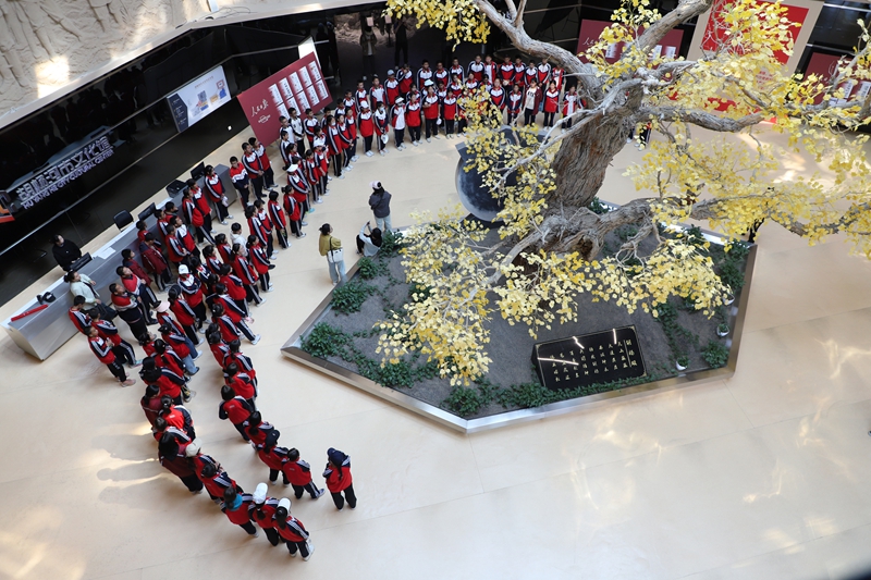 新疆生产建设兵团第七师胡杨河市学生在胡杨河市文化馆参观 郭雪雪摄.jpg 新疆生产建设兵团第七师胡杨河市学生在胡杨河市文化馆参观 郭雪雪摄.jpg