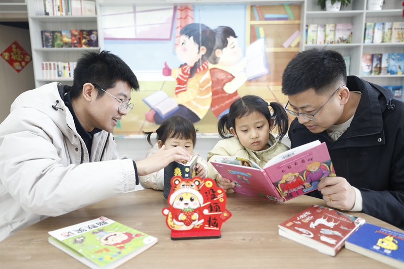 孩子们在第四师可克达拉市儿童书吧中阅读 杨俊钦 摄.jpg 孩子们在第四师可克达拉市儿童书吧中阅读 杨俊钦 摄.jpg