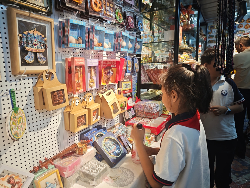 在新疆生产建设兵团第十二师“恋疆记新疆礼物”文创优品店,各类文创产品琳琅满目,顾客正在挑选。摄影 冯晓玲.jpg 在新疆生产建设兵团第十二师“恋疆记新疆礼物”文创优品店,各类文创产品琳琅满目,顾客正在挑选。摄影 冯晓玲.jpg