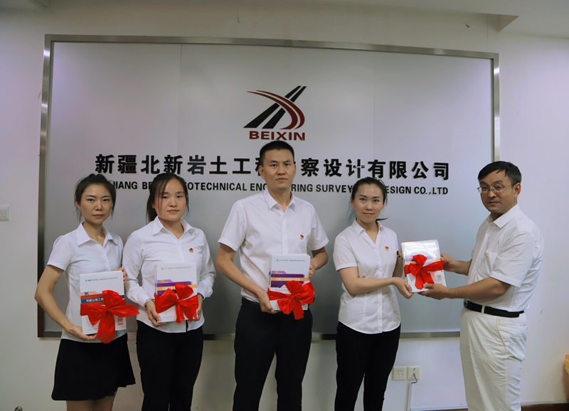 新疆生产建设兵团第十一师所属北新岩土公司为职工购买书籍。王婷婷提供.jpg 新疆生产建设兵团第十一师所属北新岩土公司为职工购买书籍。王婷婷提供.jpg