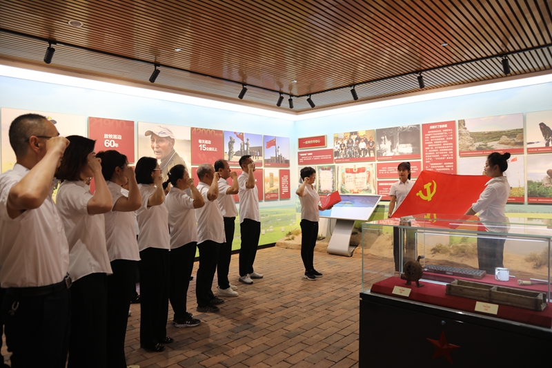 新疆生产建设兵团第九师白杨市融媒体中心党支部在魏德友戍边事迹展览馆开展主题党日活动。李睿 摄.jpg 新疆生产建设兵团第九师白杨市融媒体中心党支部在魏德友戍边事迹展览馆开展主题党日活动。李睿 摄.jpg