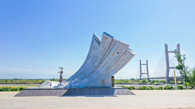 第四师可克达拉市草原之夜雕塑 杨俊钦 摄.jpg 第四师可克达拉市草原之夜雕塑 杨俊钦 摄.jpg