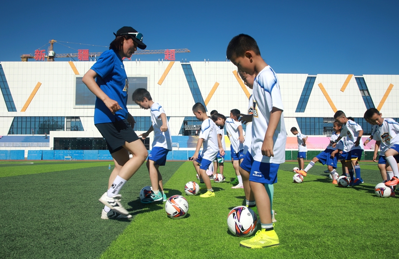 小球员在青少年足球夏令营跟随教练学习。魏新江 摄.jpg 小球员在青少年足球夏令营跟随教练学习。魏新江 摄.jpg