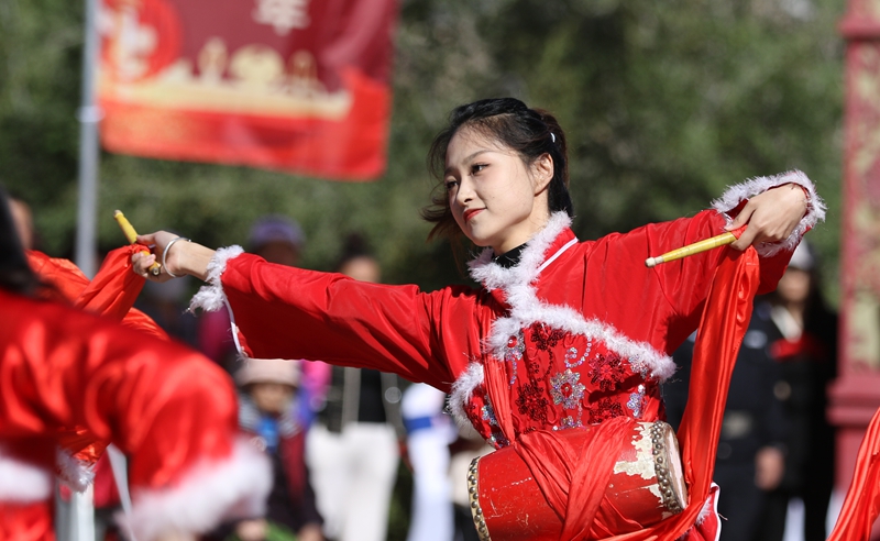 新疆生产建设兵团第十一师所属兵团建材集团威风锣鼓队进行锣鼓表演。候清玉摄.jpg 新疆生产建设兵团第十一师所属兵团建材集团威风锣鼓队进行锣鼓表演。候清玉摄.jpg