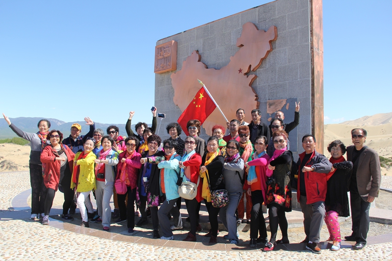 5月1日,来自全国各地的游客在新疆生产建设兵团第十师北屯市一八五团西北之北地理标志参观,唱红歌抒发爱国情怀。 杨东东摄.jpg 5月1日,来自全国各地的游客在新疆生产建设兵团第十师北屯市一八五团西北之北地理标志参观,唱红歌抒发爱国情怀。 杨东东摄.jpg
