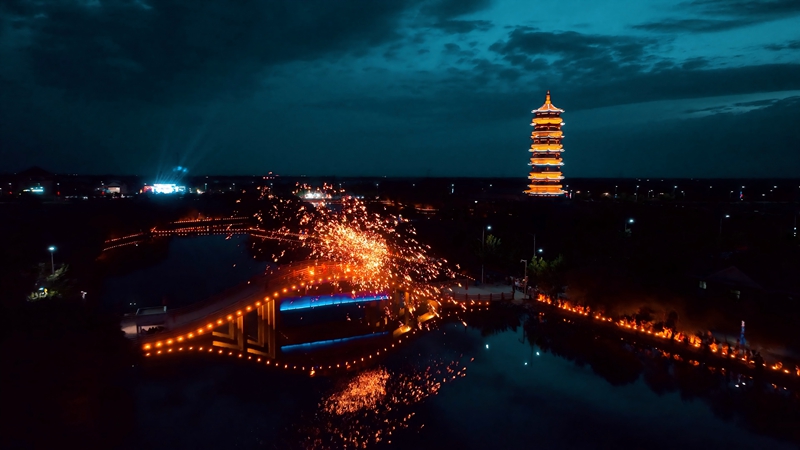 2023年7月27日,二二二团走马川河上,正在举行非遗项目打铁花的表演。(第十二师融媒体中心供图).jpg 2023年7月27日,二二二团走马川河上,正在举行非遗项目打铁花的表演。(第十二师融媒体中心供图).jpg