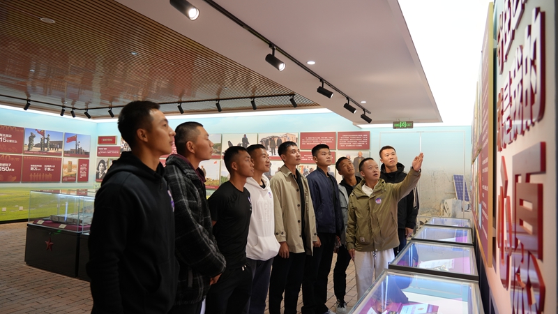 游客参观新疆生产建设兵团第九师白杨市魏德友戍边事迹展览馆。苟汇敏摄.jpg 游客参观新疆生产建设兵团第九师白杨市魏德友戍边事迹展览馆。苟汇敏摄.jpg