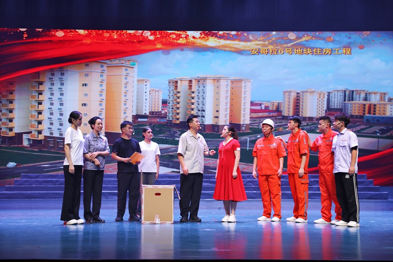 8月4日,新疆生产建设兵团第十一师的大型情景歌舞剧《使命的勋章》在乌鲁木齐晚报传媒大厦成功上演。鲁海涛摄.jpg 8月4日,新疆生产建设兵团第十一师的大型情景歌舞剧《使命的勋章》在乌鲁木齐晚报传媒大厦成功上演。鲁海涛摄.jpg
